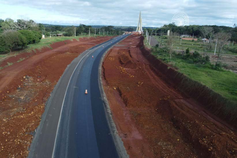 Implantação de asfalto no trecho próximo à Ponte da Integração. Foto: Gentileza/DER-PR