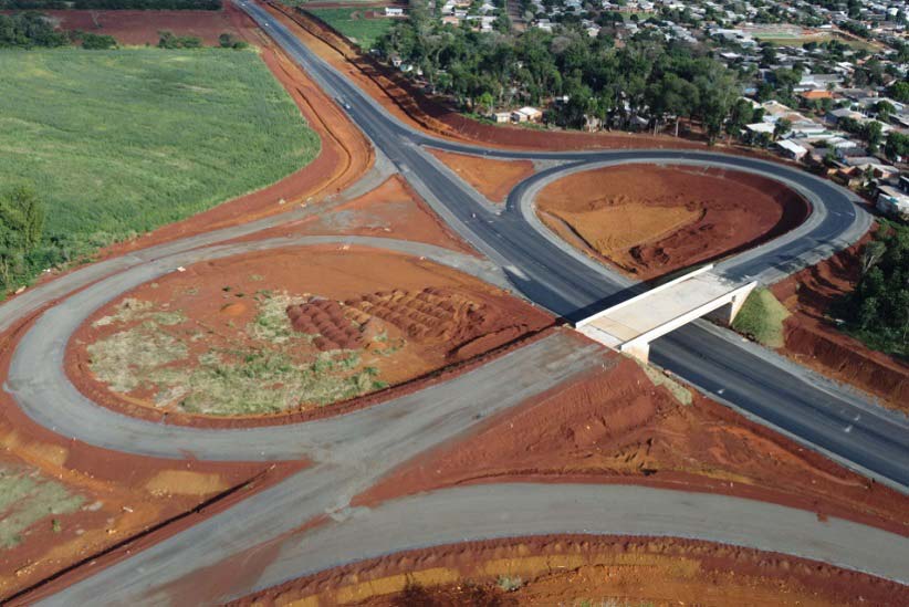 Vista aérea do viaduto entre a Perimetral Leste e a Avenida Mercosul, futura conexão com a Ponte Tancredo Neves (Brasil/Argentina). Foto: Gentileza/DER-PR