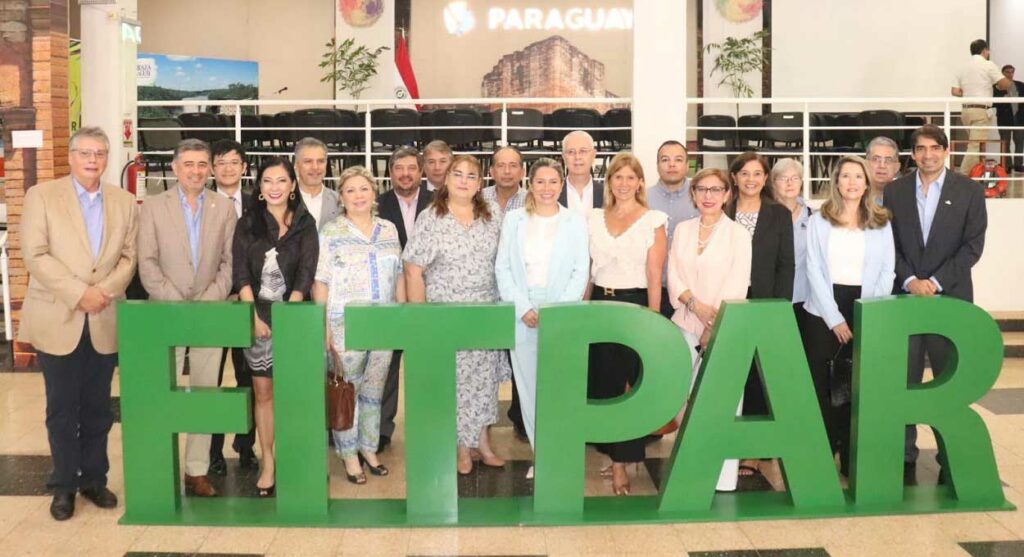 Autoridades e lideranças empresariais durante o ato de lançamento da Fitpar 2023, em Assunção. Foto: Gentileza/Senatur