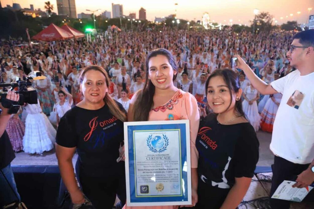 Organizadoras do evento posam com o certificado emitido pelo Guinness. Foto: Gentileza/Prefeitura de Assunção