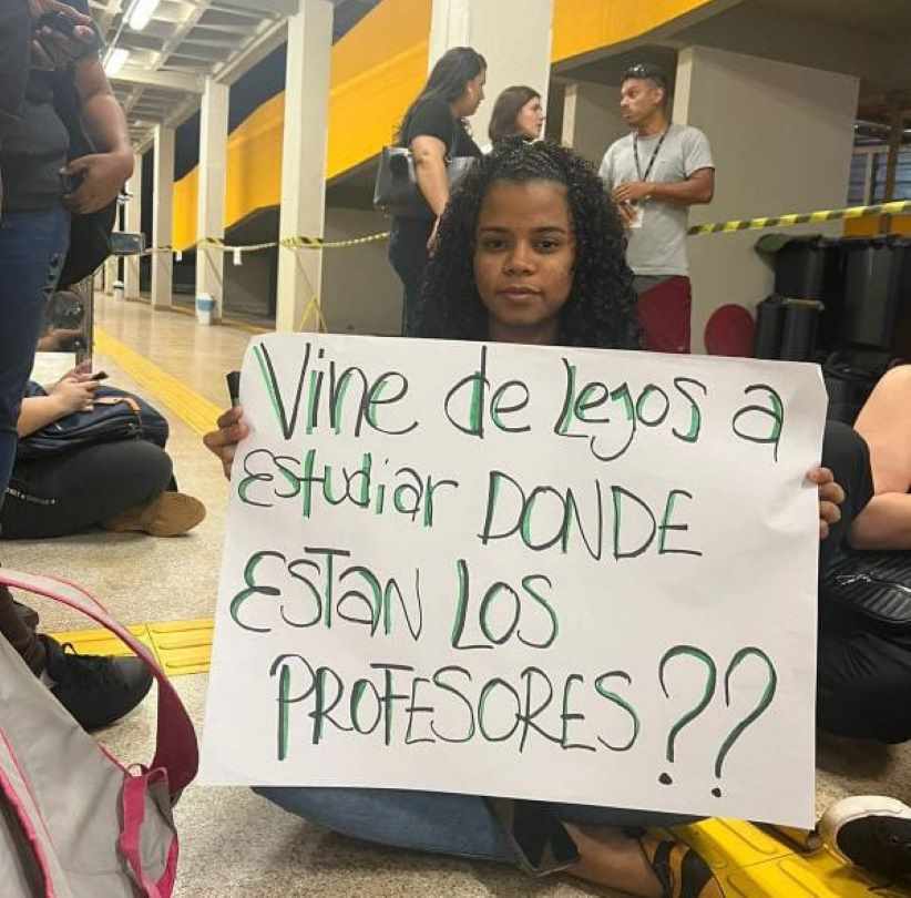 Estudantes relatam ter seis docentes para todo o curso; reitoria afirma buscar solução. 