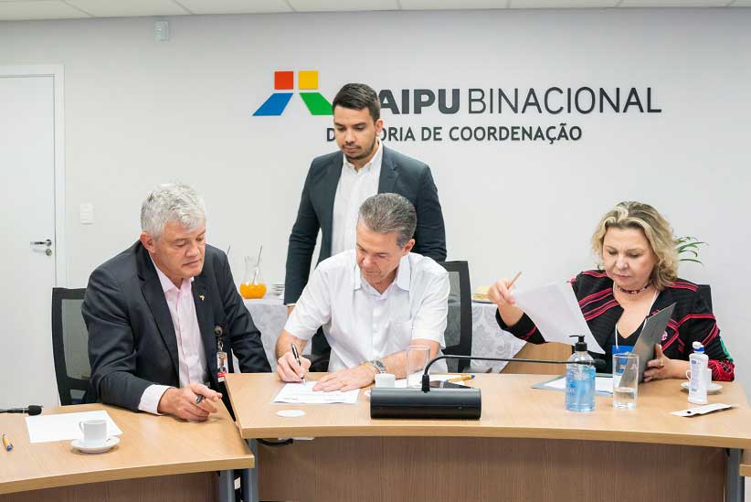 Assinatura da declaração de interesse, na sede da Diretoria de Coordenação. Foto: Alexandre Marchetti/Itaipu Binacional