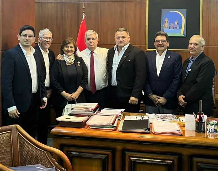 Empresários reunidos com o ministro Enrique Riera (ao centro, de camisa branca), em Assunção. Foto: Gentileza/Câmara de Empresários