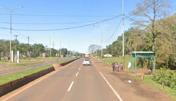 Ponto de ônibus na Rodovia Nacional 12, sentido Cataratas, em Puerto Iguazú. Imagem: Google Street View (Arquivo)