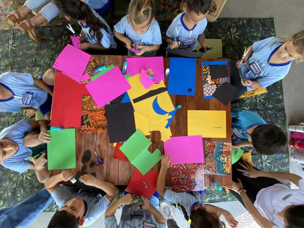 Após a visita, crianças transformam papel colorido em obras que poderão levar para casa. Foto: Gentileza/Assessoria