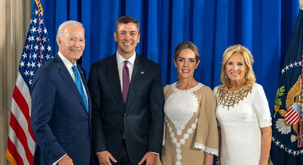 Joe Biden e Santiago Peña, acompanhado pelas primeiras-damas Leticia Ocampos e Jill Biden. Foto: Gentileza/Presidência do Paraguai