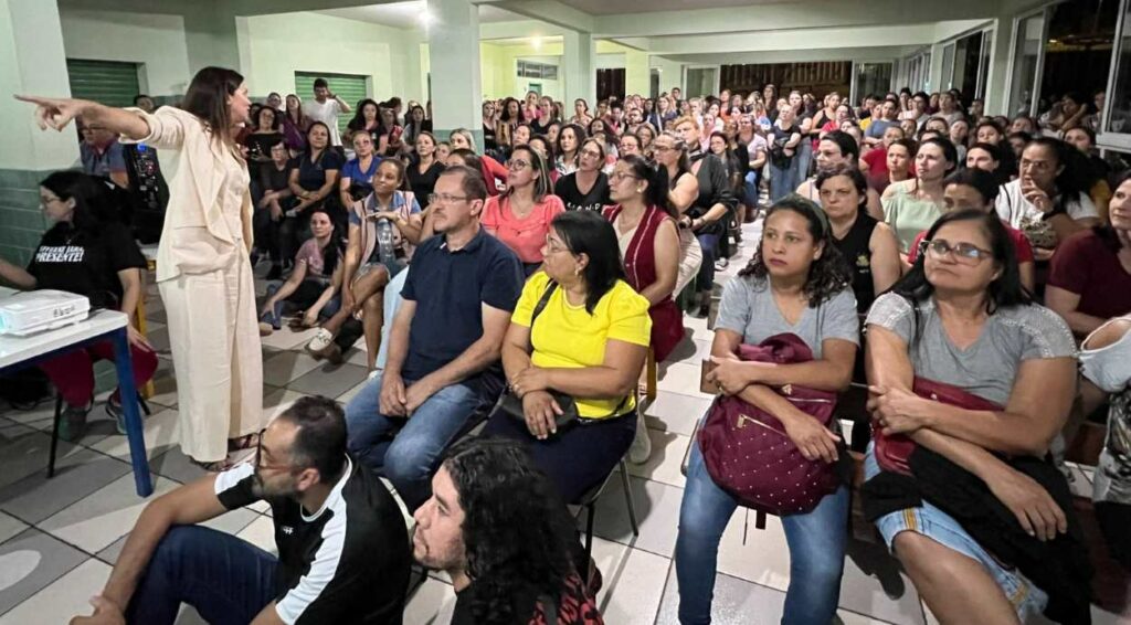 Assembleia reuniu cerca de 400 profissionais da educação municipal – foto: Divulgação/Sinprefi