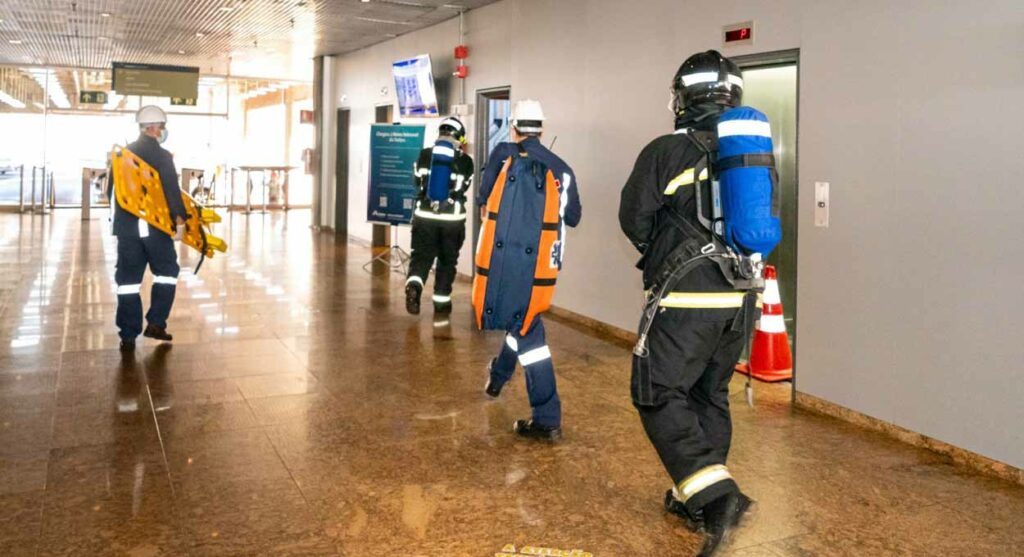 Bombeiros simularam também o resgate de duas pessoas feridas, em locais como o Edifício da Produção. Foto: Alexandre Marchetti/Itaipu Binacional