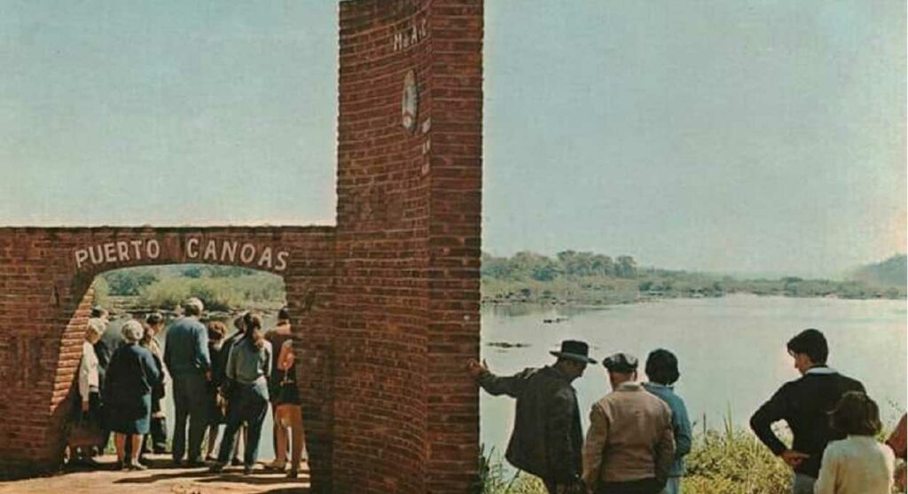 Registro da década de 1980, conservado pela Direção de Patrimônio Histórico de Puerto Iguazú, mostrando turistas aguardando para passeio de barco em Puerto Canoas.