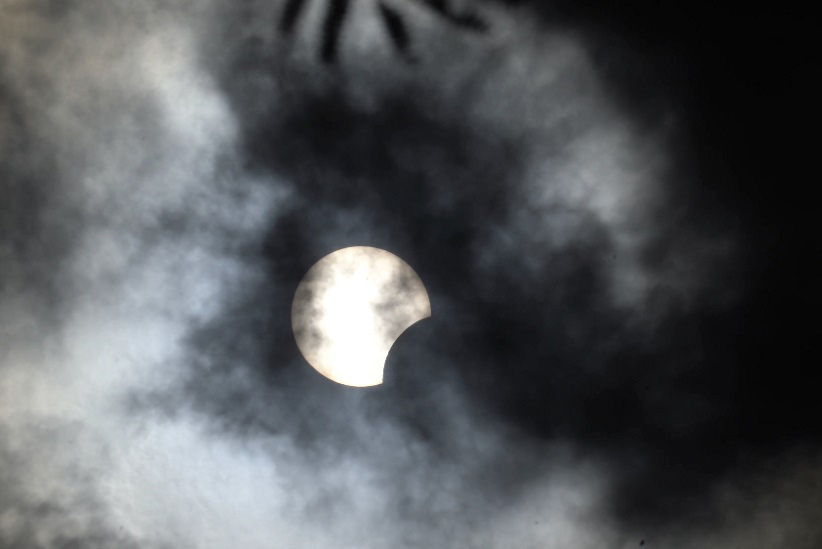 Registro da sombra da Lua encobrindo parte do Sol por volta das 16h30. Foto: Marcos Labanca/H2FOZ