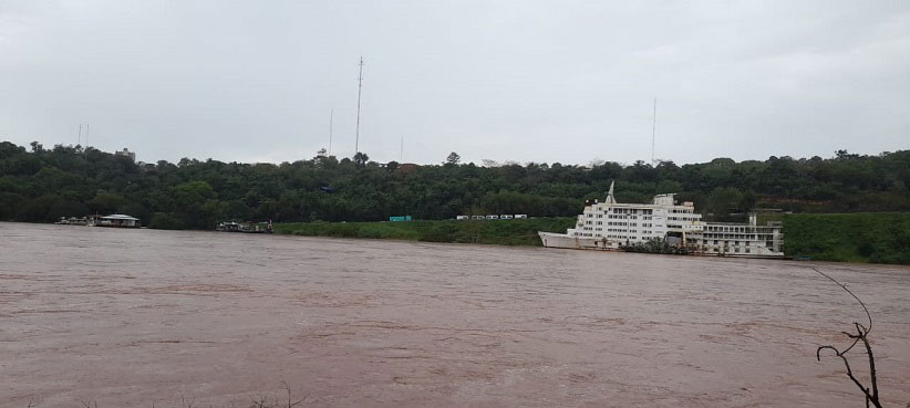Na margem argentina do Rio Iguaçu, toda a área do porto local foi evacuada. Foto: Gentileza/Enrique Alliana