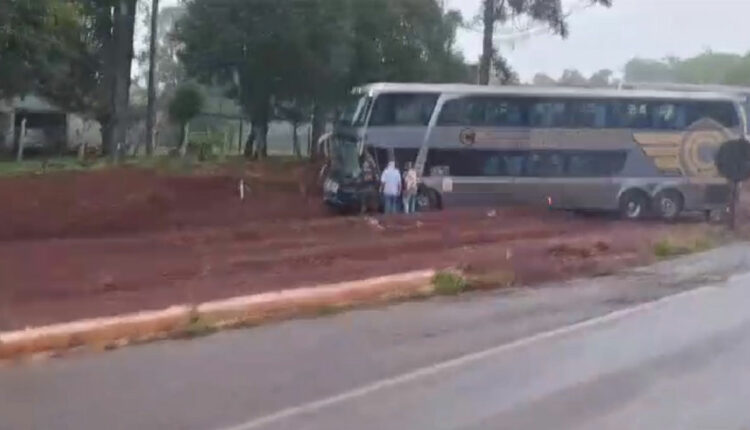 Imagem de autoria indeterminada, recebida pelo H2FOZ, mostra o ônibus fora da pista momentos após o acidente.