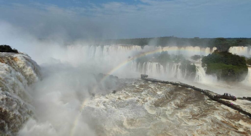 Passarela brasileira sobre o Rio Iguaçu está aberta neste domingo (15). Foto: Fabiano Silva/Foto Equipe Cataratas