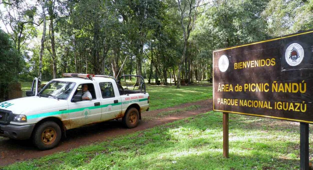 Foto de 2012, publicada no Facebook do Parque Nacional Iguazú, mostrando a área de mesas e churrasqueiras aberta ao público.