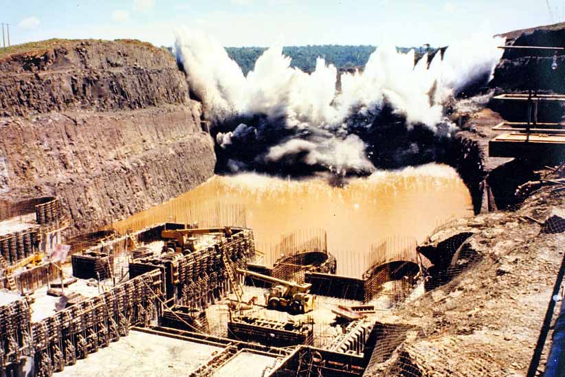 Explosão das ensecadeiras do canal de desvio foi prestigiada pelos então governantes de Brasil e Paraguai. Foto: Acervo Histórico/Itaipu Binacional