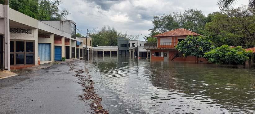 Parte baixa do Cataratas Iate Clube começou a ser evacuada ainda no domingo (29). Foto: Gentileza/Enrique Alliana