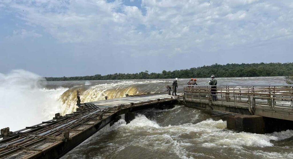 Grades da passarela são rebatíveis, para diminuir a resistência à água em casos de cheias extremas. Foto: Gentileza/Parque Nacional Iguazú