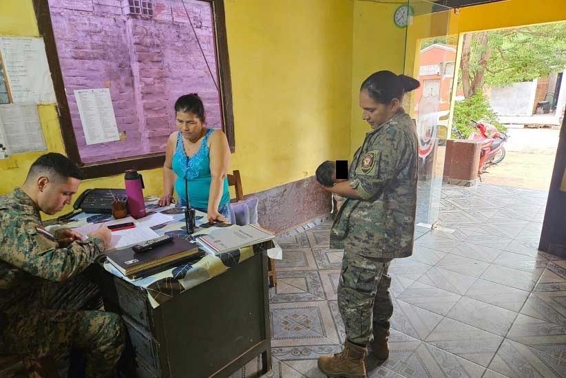 Criança foi acolhida pela policial até a chegada da avó. Foto: Gentileza/Polícia Nacional do Paraguai