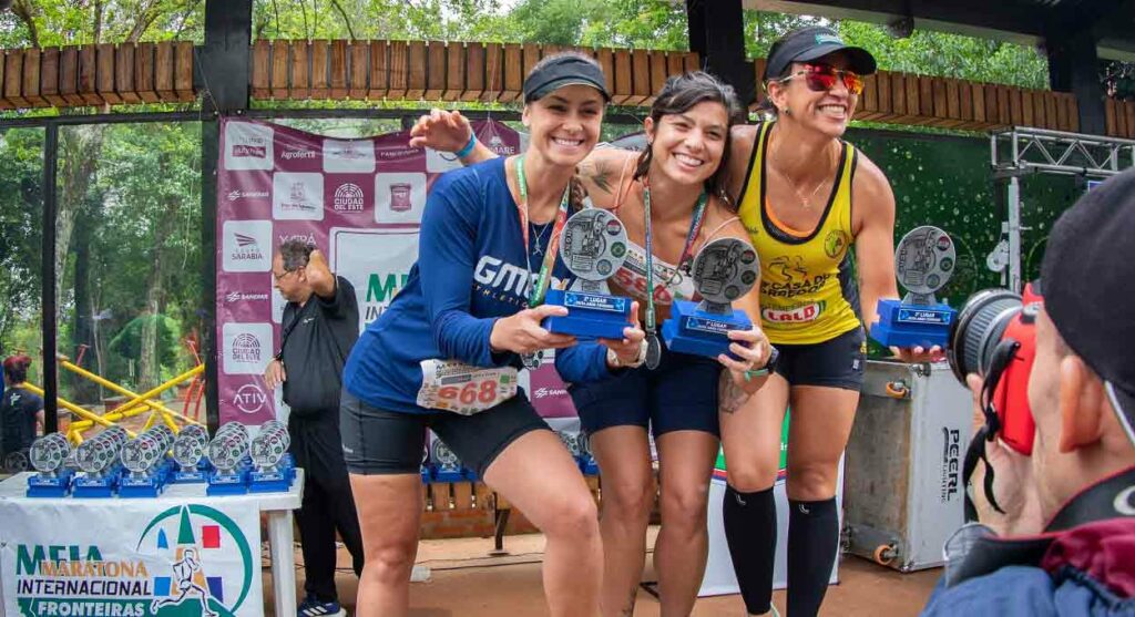 Pódio feminino da competição, com as três primeiras colocadas. Foto: Gentileza/Prefeitura de Puerto Iguazú