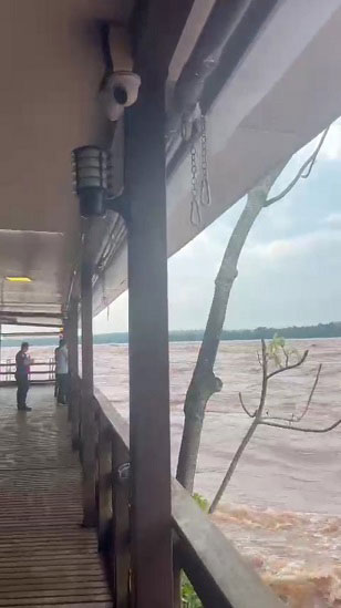 No Parque Nacional, águas do Rio Iguaçu já estavam próximas ao deque do Restaurante Porto Canoas na manhã desta segunda-feira. Imagem: Reprodução/Vídeo de autoria indeterminada