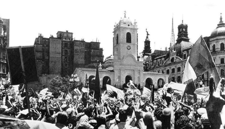 Populares celebram a vitória de Raúl Alfonsín em frente ao antigo Cabildo de Buenos Aires, em 1983. Foto: Gentileza/Archivo General de la República Argentina