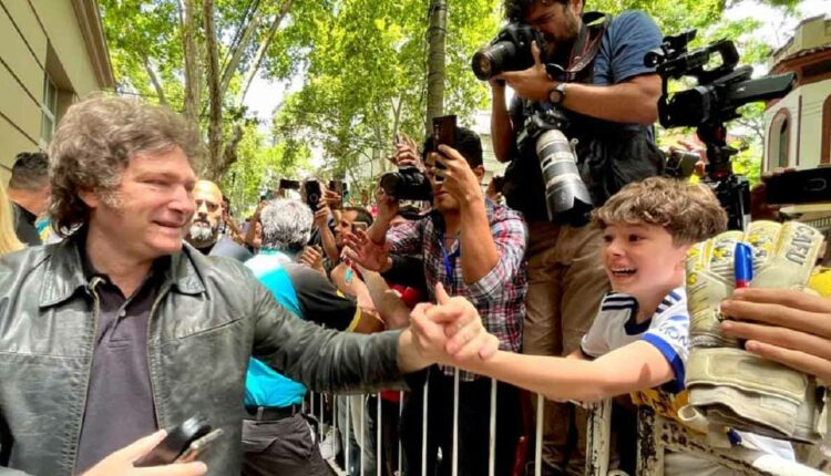 Javier Milei cumprimenta apoiadores em Buenos Aires, em imagem publicada na página oficial do presidente eleito na rede social Facebook.