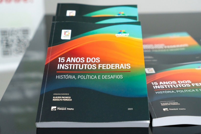 Capa do livro sobre os 15 anos dos institutos federais. Foto: Sara Cheida/Itaipu Binacional