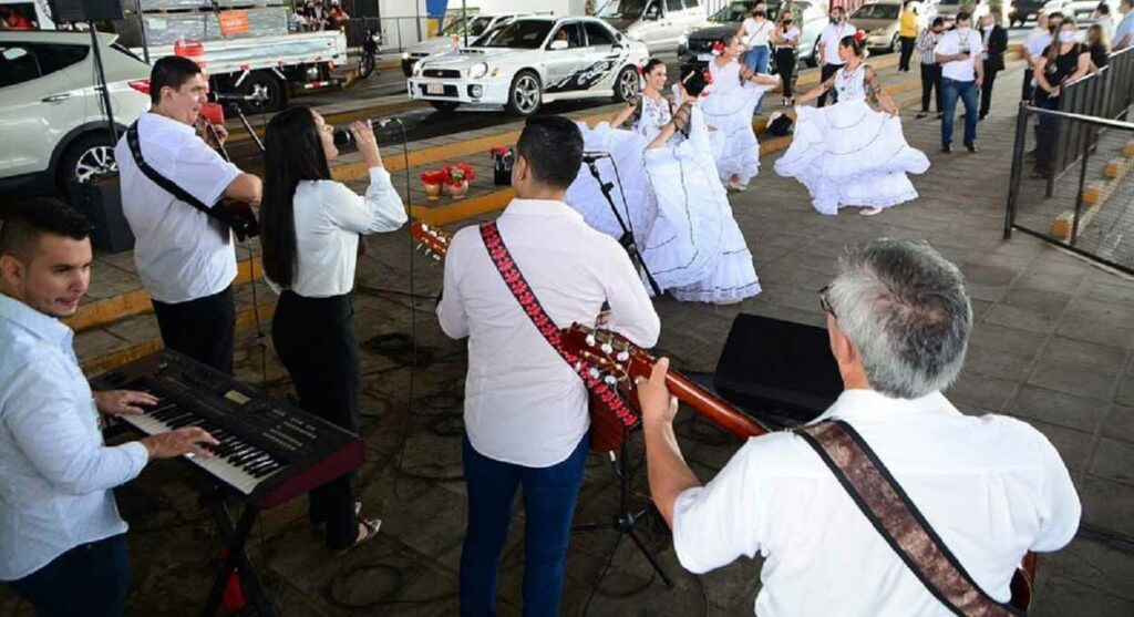 Música ao vivo e danças com trajes típicos renovam o ânimo para a travessia da aduana. Imagem: Gentileza/Prefeitura de Ciudad del Este (Arquivo)