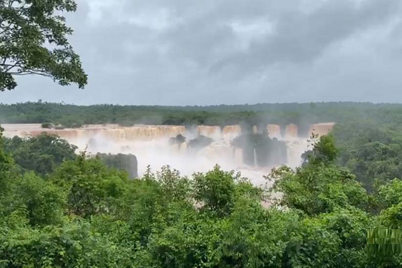 Saltos do lado argentino das Cataratas, vistos da passarela brasileira em Foz do Iguaçu. Foto: César Muller/Urbia Cataratas