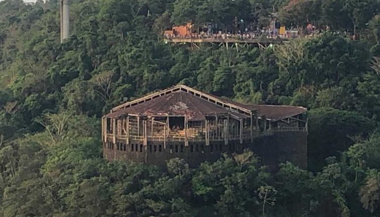 Auditório situado no encontro dos rios Iguaçu e Paraná está há mais de uma década deteriorado e sem uso. Foto: Denise Paro
