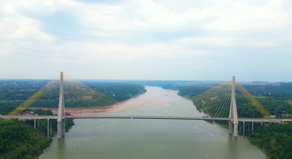 No pico da cheia, Rio Iguaçu chegou a represar parcialmente o Rio Paraná no trecho entre Foz do Iguaçu, Presidente Franco, Ciudad del Este e Hernandarias. Imagem: VideoUP