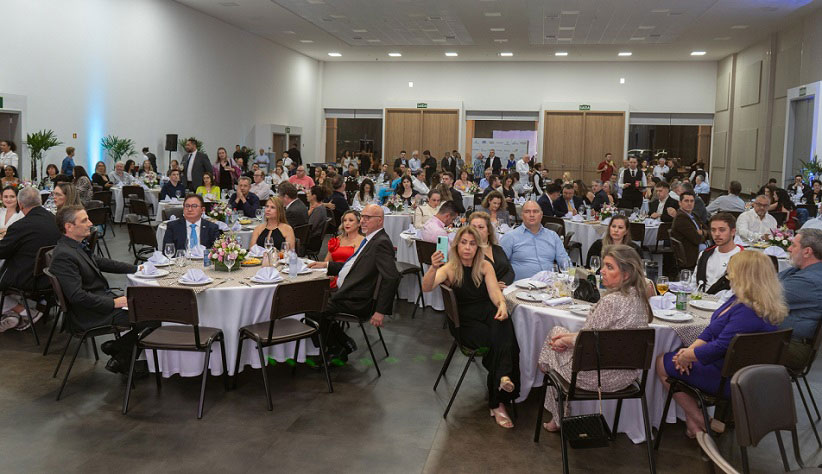 Confraternização promovida pela ABIH PR Regional Oeste em comemoração ao Dia do Hoteleiro reuniu cerca de duzentas pessoas. Foto: Marcos Labanca