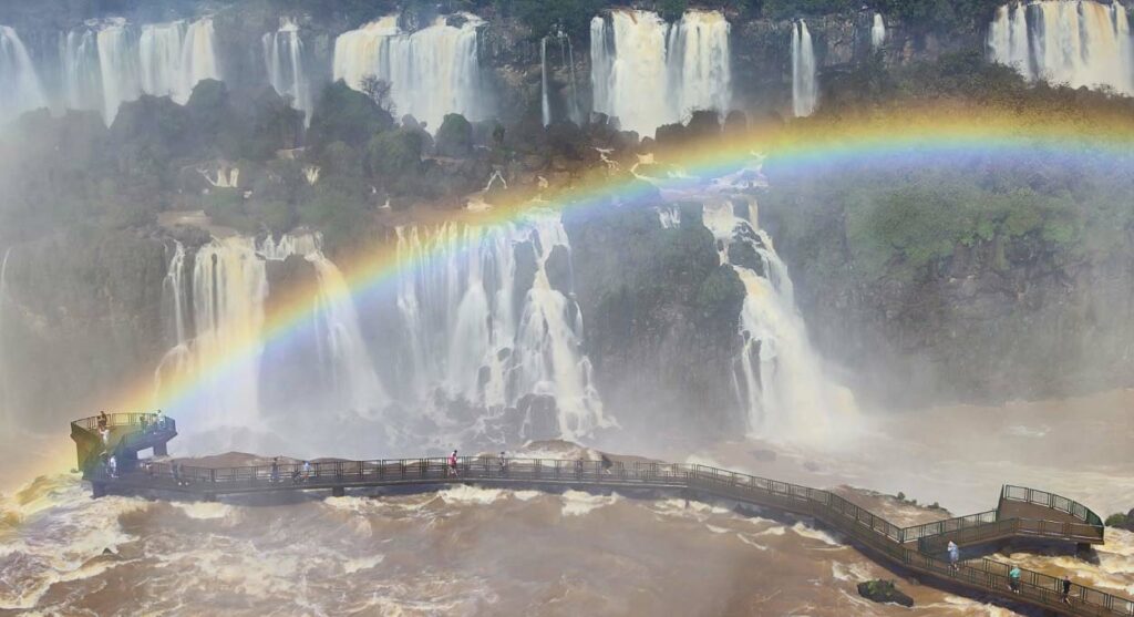 No final do arco-íris, o prêmio: vistas e mais vistas espetaculares das Cataratas do Iguaçu. Foto: Nilmar Fernando/Urbia Cataratas