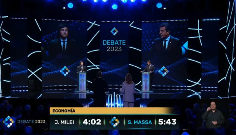 Javier Milei e Sergio Massa no debate do último domingo (12), em Buenos Aires. Imagem: Reprodução/TV Pública