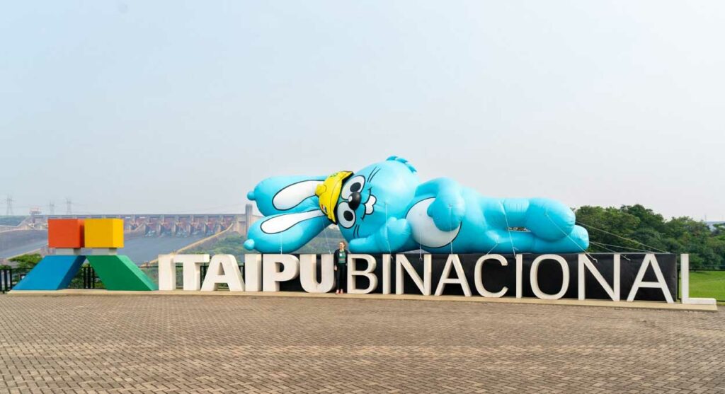 Devidamente caracterizado com capacete de barrageiro, Sansão faz a alegria de adultos e crianças. Foto: Sara Cheida/Itaipu Binacional