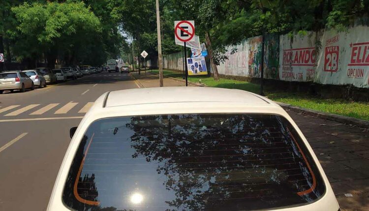 Placas indicando a proibição parecem não ser o bastante para muitos motoristas. Foto: Gentileza/Prefeitura de Ciudad del Este