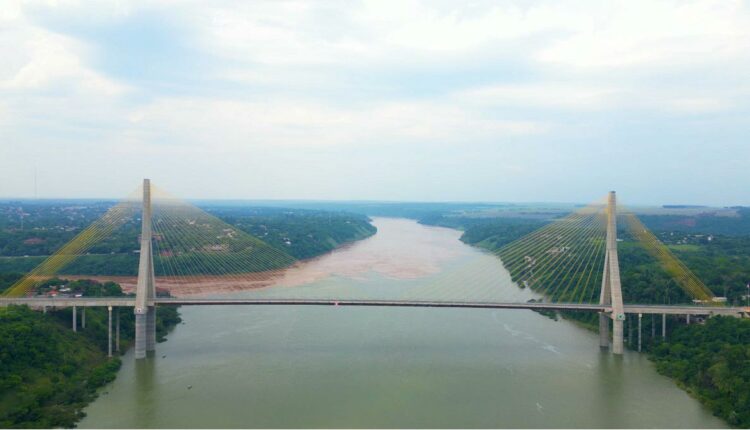 Águas barrentas do Rio Iguaçu chegaram a represar o Rio Paraná no trecho abaixo da usina de Itaipu. Imagem: VideoUP/Arquivo
