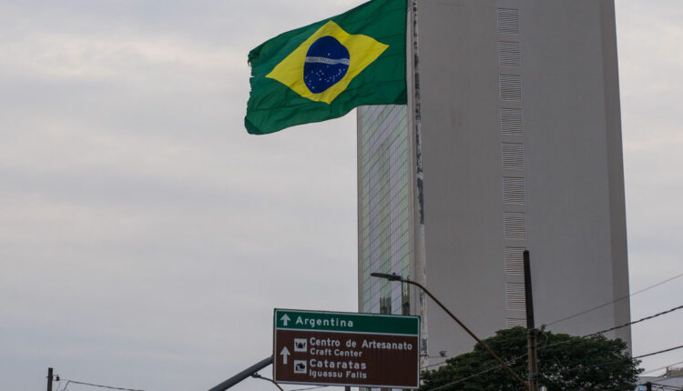 Bandeira nacional no cruzamento das avenidas Brasil e Jorge Schimmelpfeng, no centro de Foz do Iguaçu. Foto: Marcos Labanca/H2FOZ