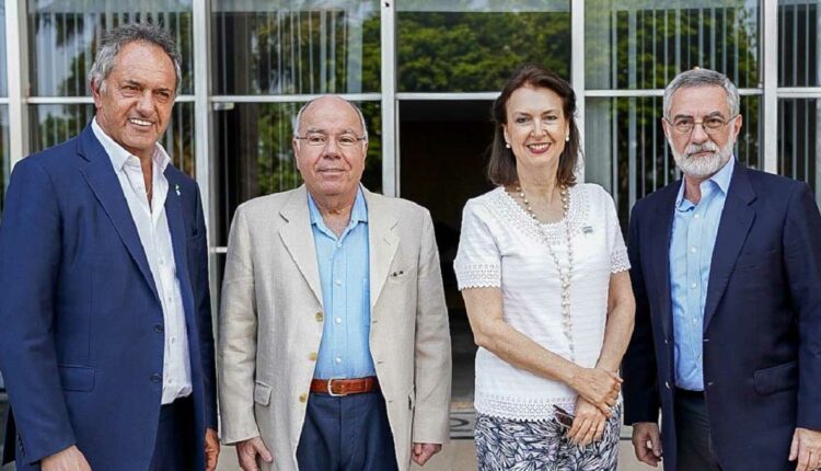 Daniel Scioli (à esquerda) compartilhou, na rede social X, foto ao lado do chanceler brasileiro, Mauro Vieira, da futura ministra argentina Diana Mondino e do embaixador do Brasil em Buenos Aires, Julio Bitelli.