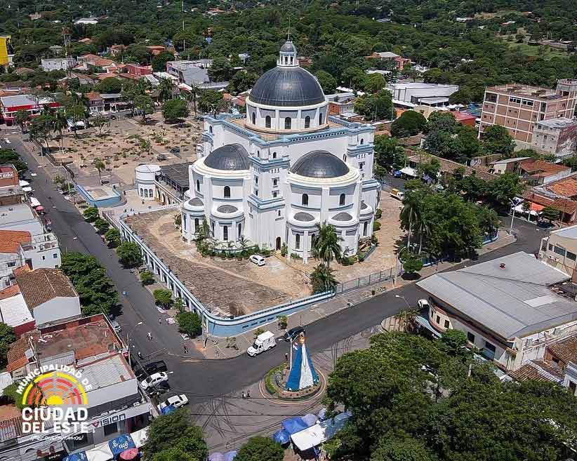 Imagem foi instalada atrás da basílica em homenagem à santa, na cidade de Caacupé. Foto: Gentileza/Prefeitura de Ciudad del Este