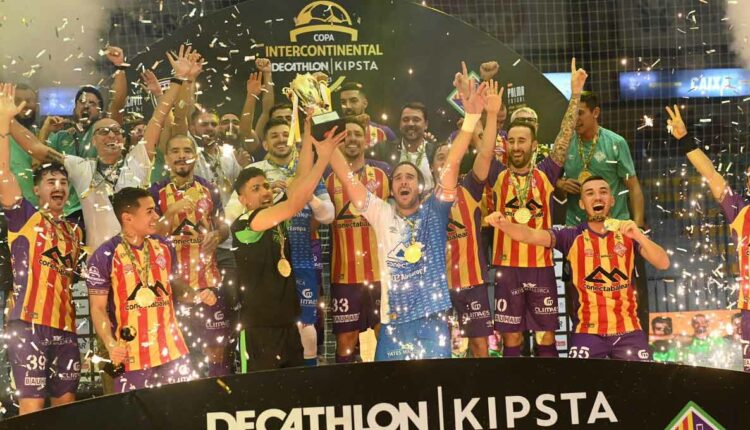 Jogadores celebram a taça, em imagem não creditada publicada no perfil do Palma Futsal na rede social X (antigo Twitter).