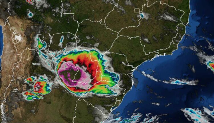 Imagem do satélite GOES16, compartilhada pelo Simepar, mostra uma grande área de instabilidade sobre o Paraguai às 9h20.