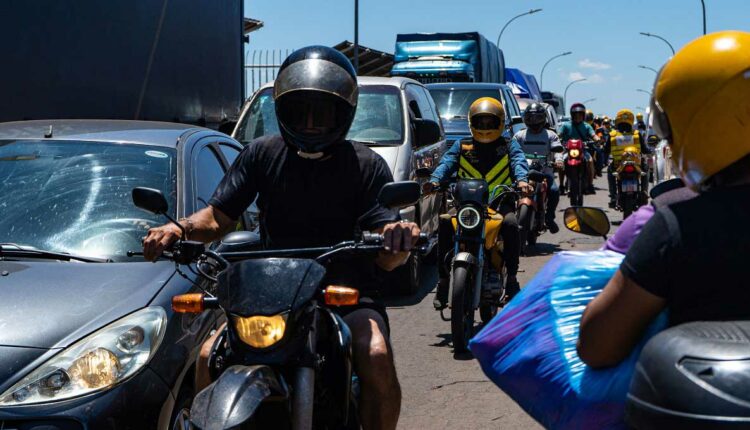 Circulação de motos é intensa na fronteira e em todas as áreas do perímetro urbano de Ciudad del Este. Foto: Marcos Labanca/H2FOZ