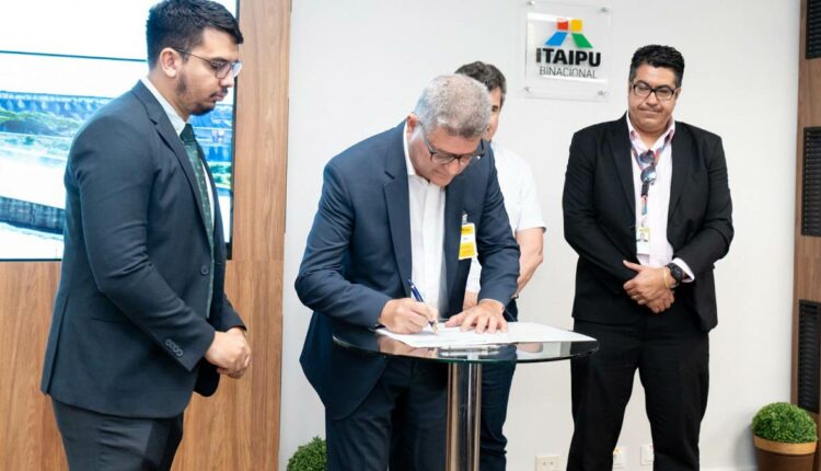 Assinatura ocorreu durante o 2.º Encontro de Gestão do Conhecimento Mais que Energia, na usina. Foto: Sara Cheida/Itaipu Binacional