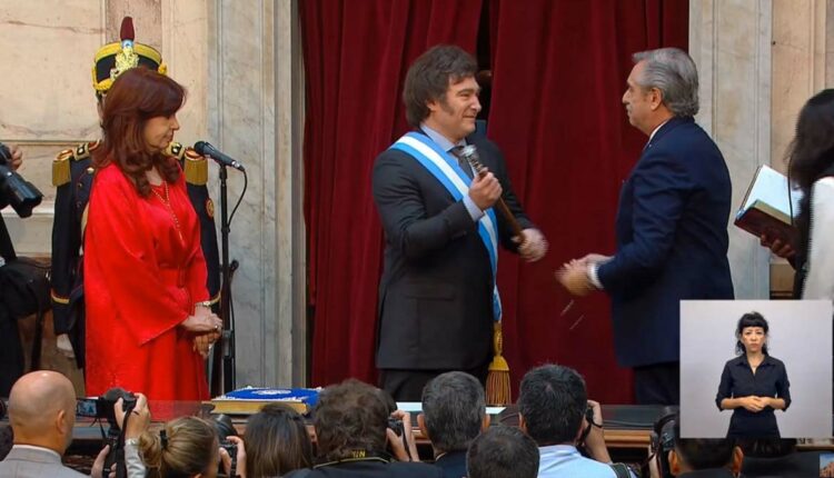 Alberto Fernández e Cristina Kirchner, presidente e vice, transmitiram a presidência a Javier Milei. Imagem: Reprodução/Casa Rosada/TPA