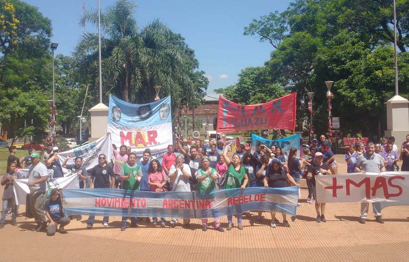 Representantes de sindicatos e instituições participaram de um ato público, nessa sexta-feira (22), na área central de Puerto Iguazú. Foto: Gentileza/Mas Iguazú