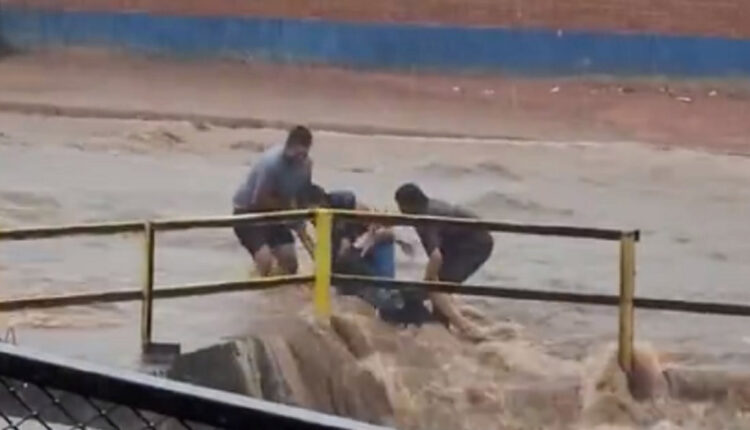 Trecho do vídeo, de autoria indeterminada, mostrando o resgate do homem arrastado pelas águas.