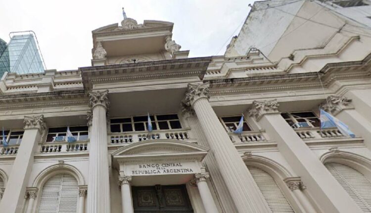 Fachada do Banco Central da República Argentina, em Buenos Aires. Imagem: Google Street View.