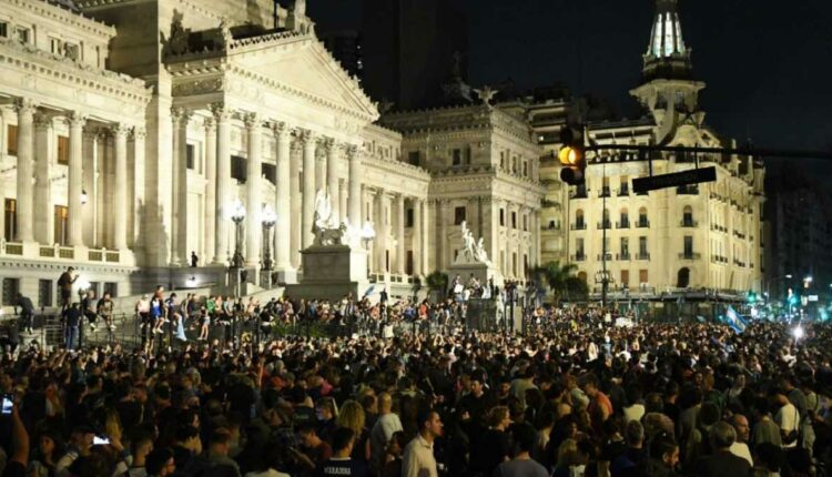 Manifestantes concentrados em frente à sede do Congresso Nacional, em Buenos Aires. Foto: Raúl Ferrari/Agência Télam