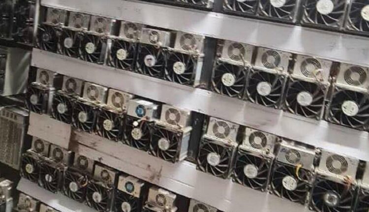 Máquinas para a mineração de criptomoedas, em recente vistoria da companhia elétrica Ande a um galpão similar em Hernandarias. Foto: Gentileza/Ande (Arquivo)